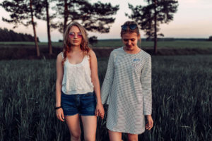 fashion-woman-friendship-wear