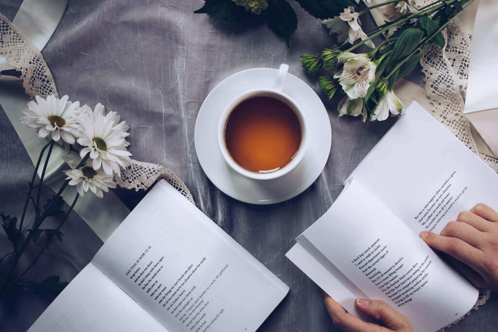 lifestyle-coffee-reading-flowers