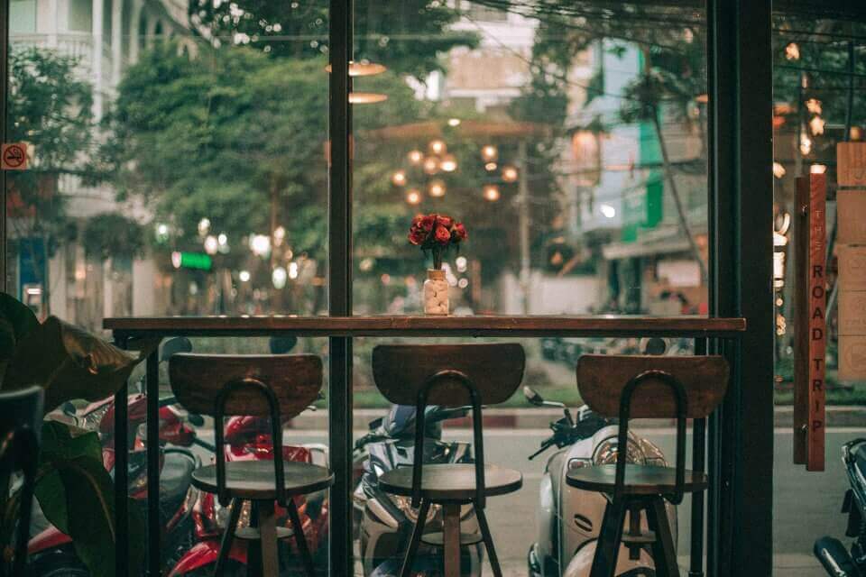 lifestyle-cafe-flowers