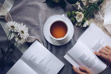 lifestyle-coffee-reading-flowers