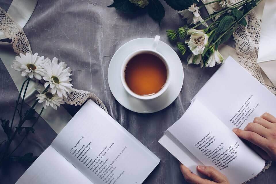 lifestyle-coffee-reading-flowers